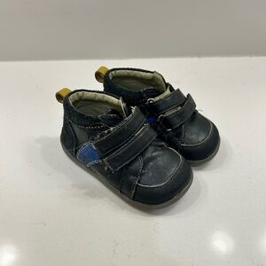 See Kai Run baby shoes with a hook-and-loop closure (size 6)